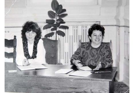 LA REVOLUŢIE. În februarie 1990, Iuliana Pantiş (foto dreapta) stenografia şedinţele Consiliului Judeţean de Uniune Naţională, structura ce făcea trecerea de la fostul Consiliu Popular Bihor la Consiliul Judeţean de azi